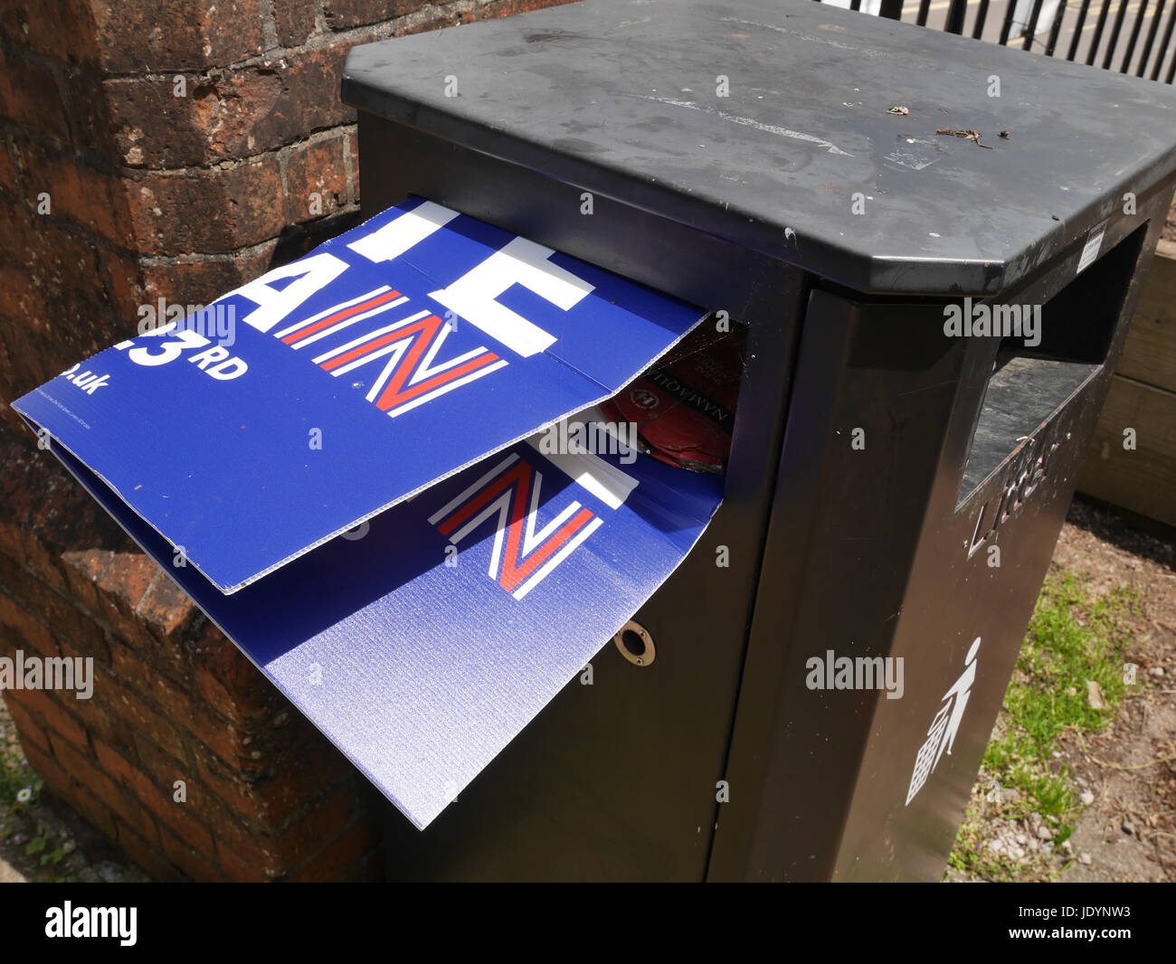 Bleiben Poster auf den Abfallbehälter beschränkt nach dem EU-Referendum nach dem 23. Juni 2016, totness, Devon, England, Großbritannien Stockfoto