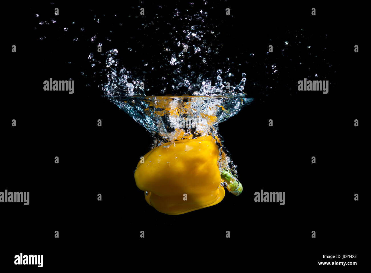 Gelbe Paprika splash in Wasser Stockfotografie Alamy