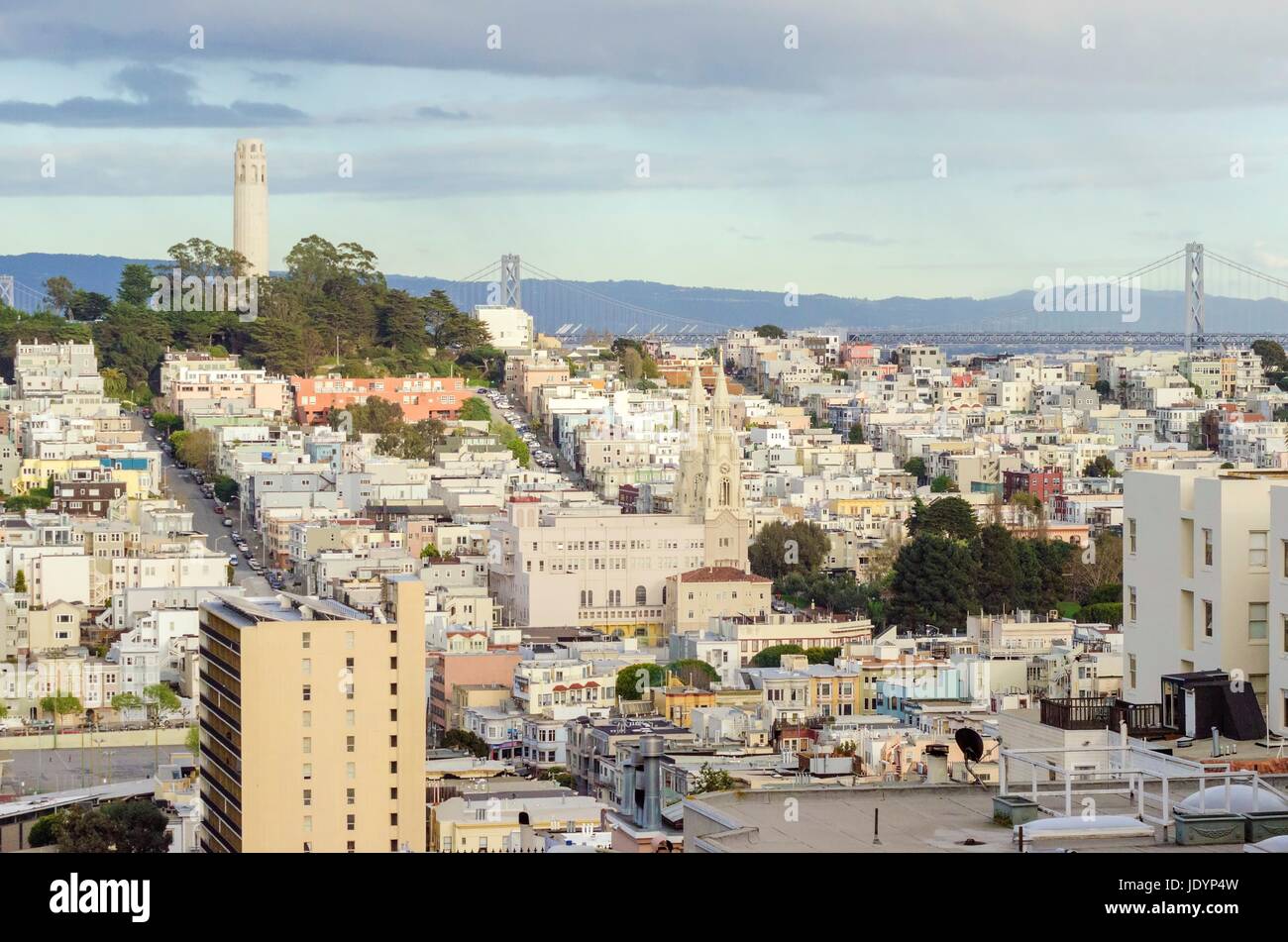 Coit Tower, aka der Lillian Coit Memorial Tower auf dem Telegraph Hill Viertel von San Francisco, California, Vereinigte Staaten von Amerika. Ein Blick auf die Flutted weißen Turm von Lombard Street. Stockfoto