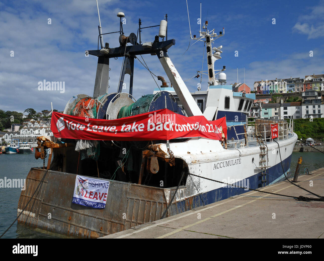 Angeln Schiff vor Anker im Hafen von Brixham mit Abstimmung verlassen Banner während des EU-Referendums 2016, Brixham, Devon, England, Vereinigtes Königreich Stockfoto
