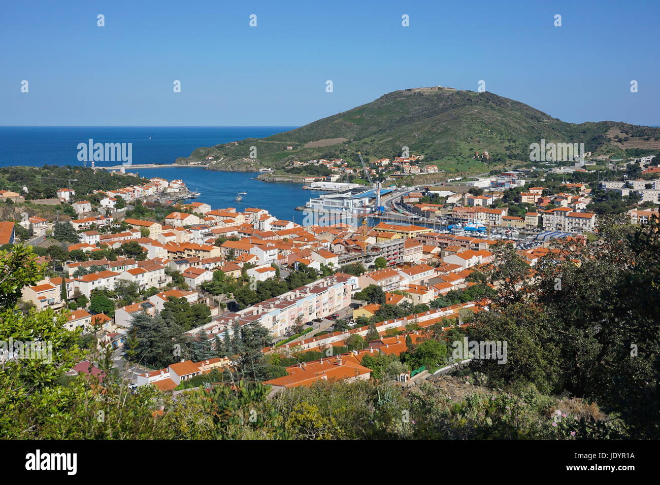 Die Küsten Stadt Port Vendres mit seinen Hafen und die Festung Bär im Hintergrund, Mittelmeer, Roussillon, Pyrenäen Orientales, Südfrankreich Stockfoto