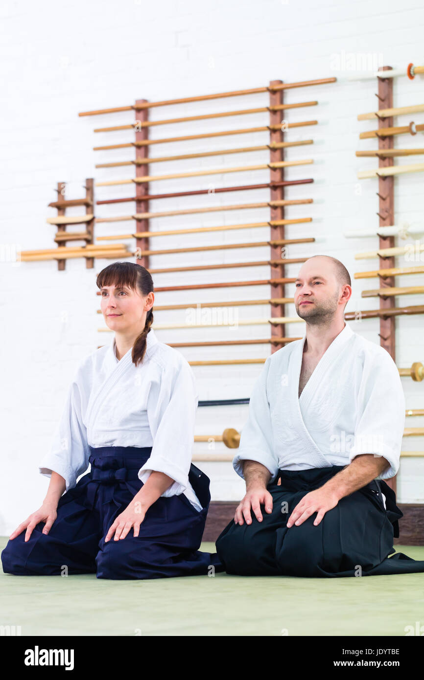 Mann und Frau in Aikido-Training in der Kampfkunst-Schule Stockfoto