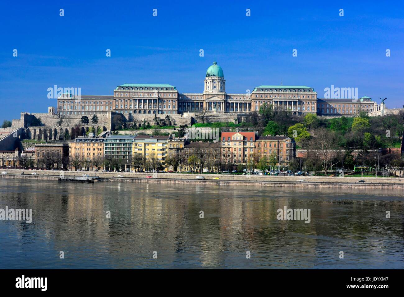 Burgpalast Mit Burgberg Und Donau in Budapest Stockfoto