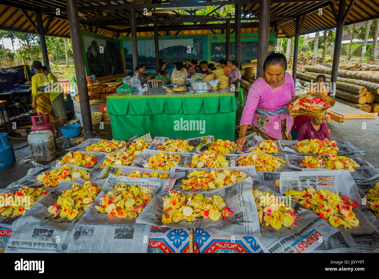 BALI, Indonesien - 8. März 2017: Frauen Vorbereitung einer indischen Sadhu Teig für Chapati am Manmandir Ghat am Ufer des heiligen Flusses Ganges in Varanas Stockfoto