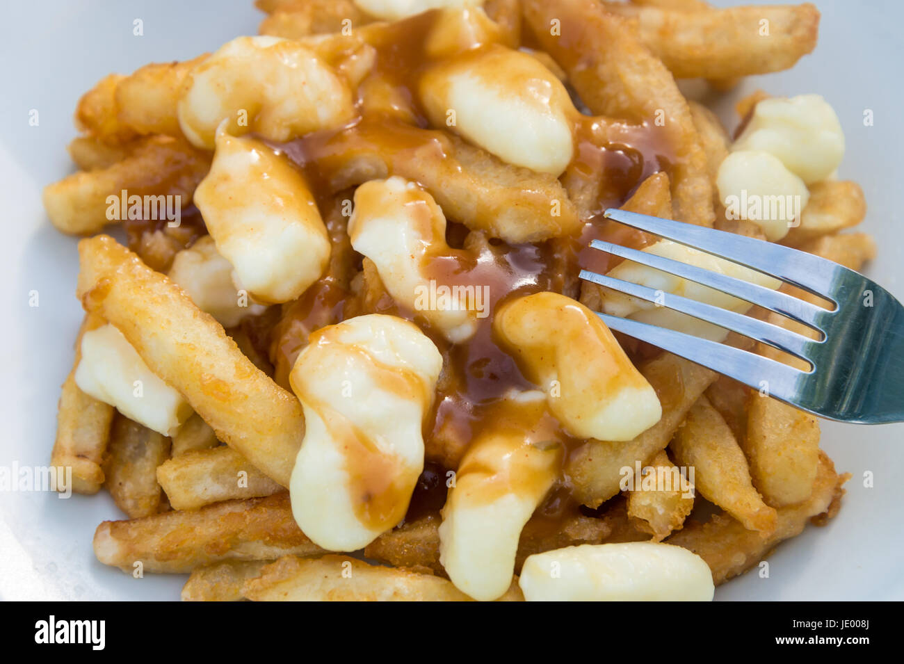 Klassische Quebec Poutine mit Pommes frites, Soße und Käse Quark Stockfotografie - Alamy
