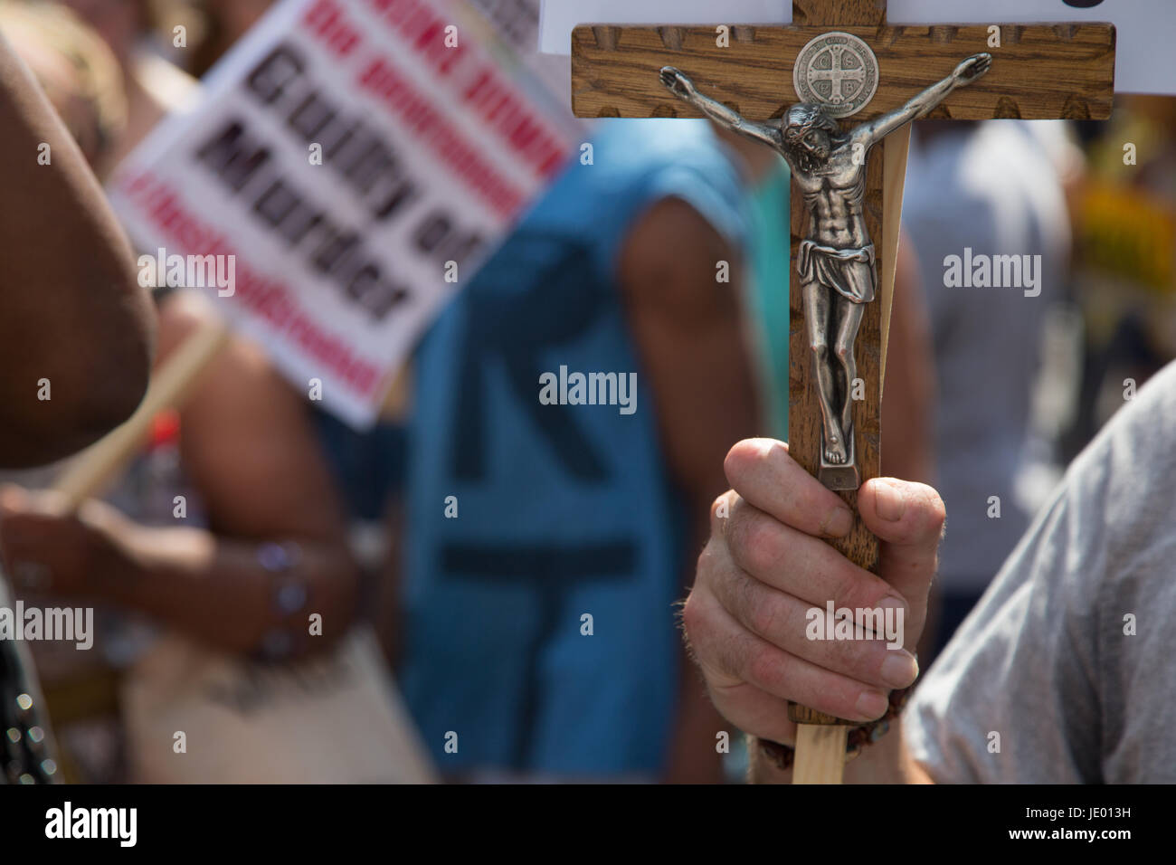 London, UK. 21. Juni 2017. Ein Mann trägt ein Kreuz von Jesus Christus während einer regierungsfeindlichen Protest mit den Zustand-Öffnung des Parlaments und nach den tödlichen Brand bei Grenfell Turm zusammenfallen. Bildnachweis: Thabo Jaiyesimi/Alamy Live-Nachrichten Stockfoto