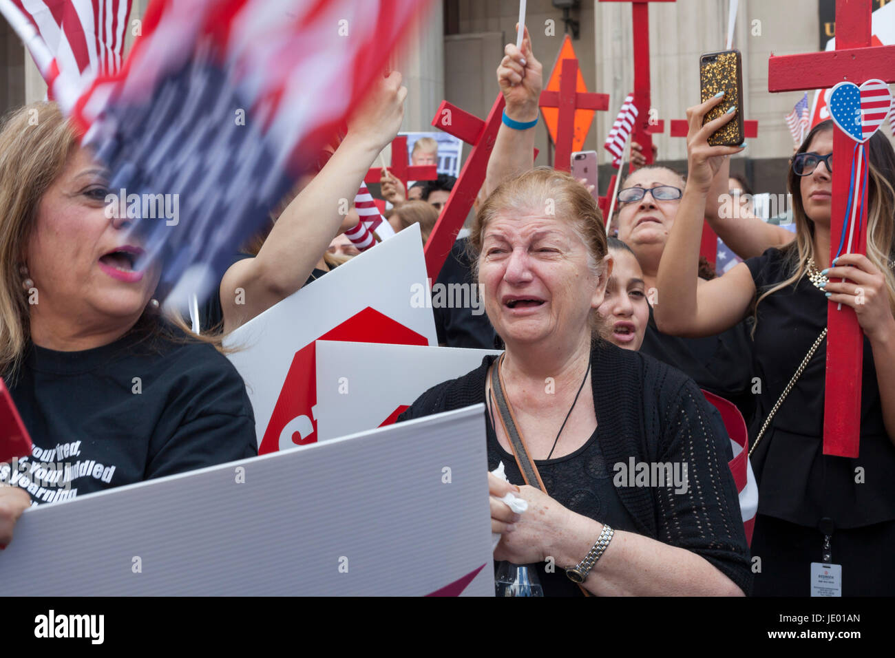 Detroit, Michigan, USA. 21. Juni 2017. Mitglieder und Unterstützer der Detroiter chaldäischen Gemeinschaft der irakischen Christen sammelten sich vor dem Bundesgericht, die Regierung Verhaftung von Dutzenden von Irakern zu protestieren, die sie planen zu deportieren. Im Inneren des Gerichtsgebäudes wurden Argumente auf eine Sammelklage durch die ACLU die Abschiebungen stoppen wollen gehört. Bildnachweis: Jim West/Alamy Live-Nachrichten Stockfoto