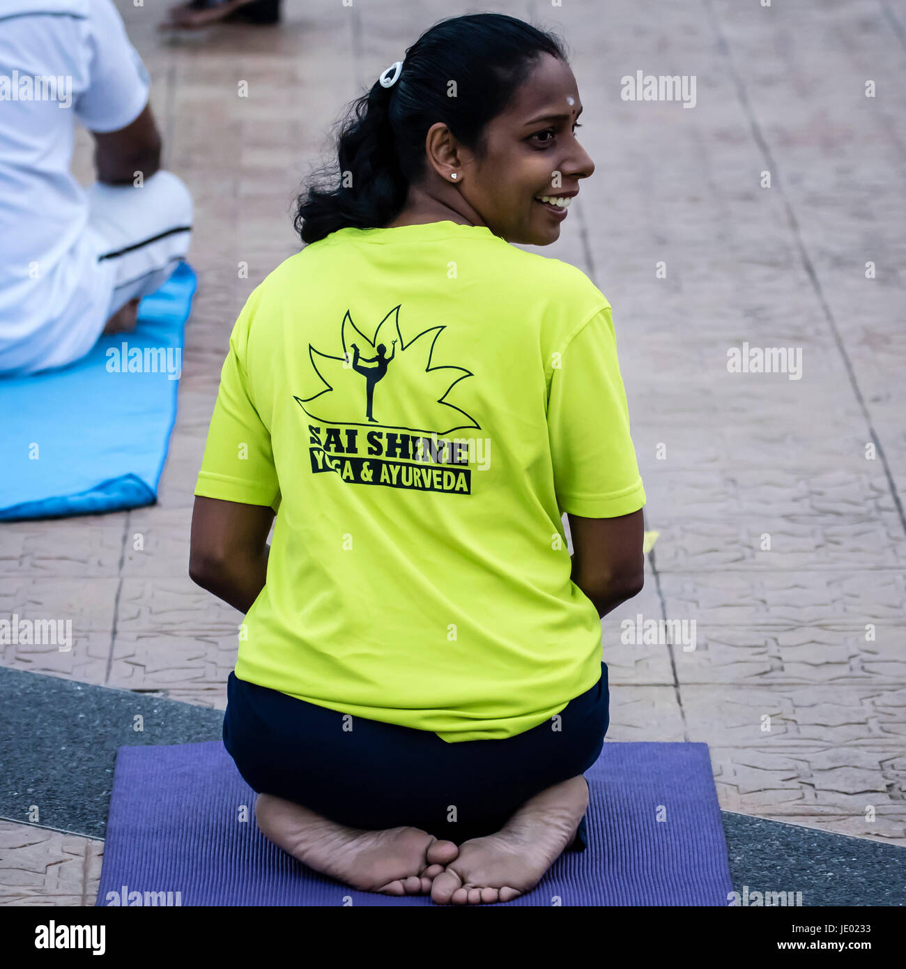 Kuala Lumpur, Malaysia. 21. Juni 2017. Verschiedene Yoga-Gesellschaften statt einer öffentlichen Yoga-Sitzung am Platz der Unabhängigkeit (Dataran Merdeka) am internationalen Yoga Tag 2017 in Kuala Lumpur. Eine große Anzahl von Schülerinnen und Schüler nahmen an der Yoga-Sitzung. © Danny Chan/Alamy Live-Nachrichten. Stockfoto