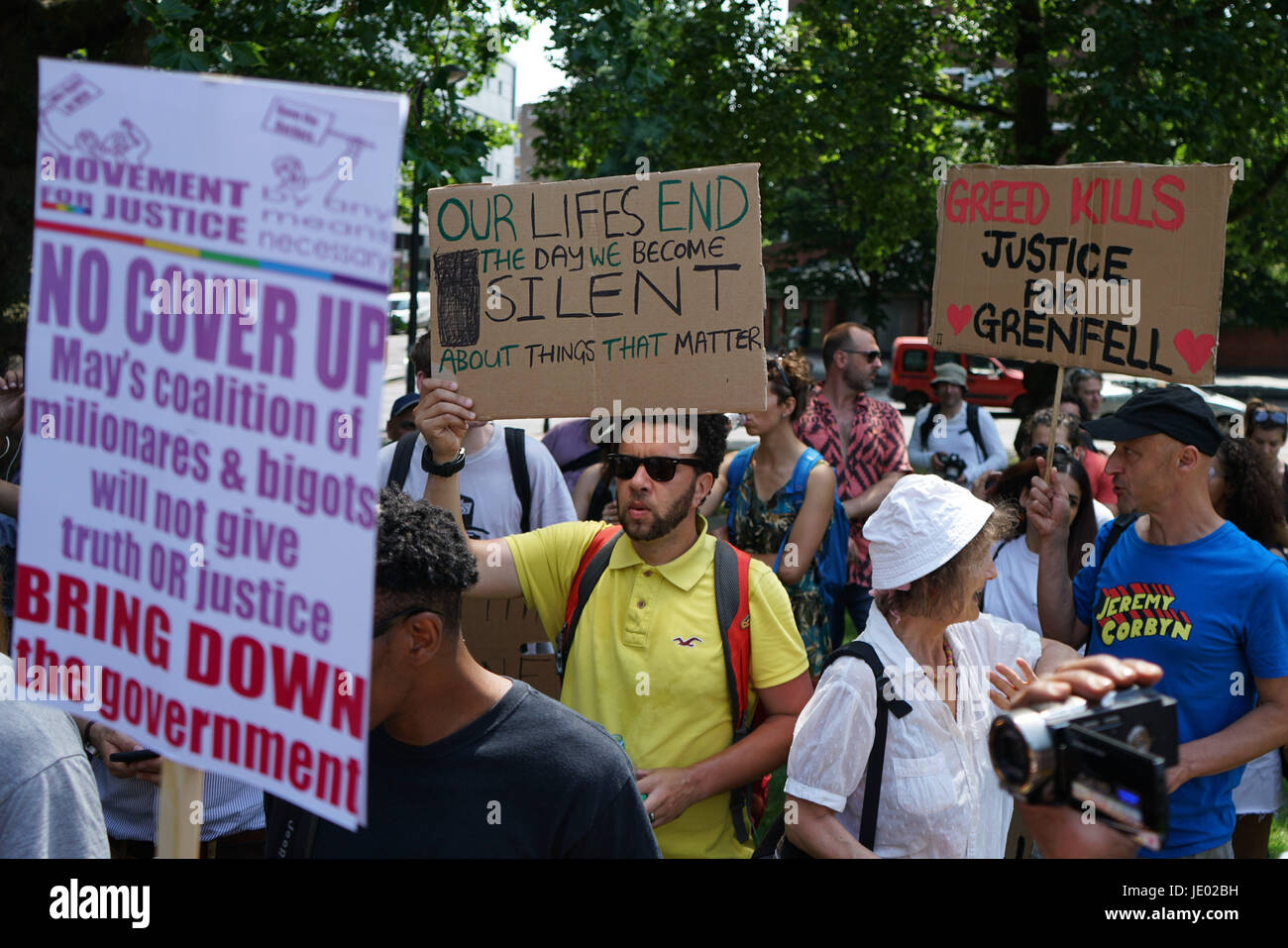 London, UK. 21. Juni 2017. London, UK. 21. Juni 2017. Hunderte schreiend auf der Straße für den "Tag des Zorns" Montage in Shepherds Bush, zum Parlament Protest nach dem Brand bei Grenfell Turm Feuer und Nachfrage zu marschieren die Überlebens-Bewohner sein Haus in die Brough und volle Amnestie und dauerhaftes Bleiberecht im Vereinigten Königreich, die Papiere und Nachfrage Gerechtigkeit für die Grenfell Opfer und ihre Familien haben nicht organisieren von Bewegung für Gerechtigkeit durch irgendwelche Mittel notwendig. Bildnachweis: Siehe Li/Alamy Live News Stockfoto