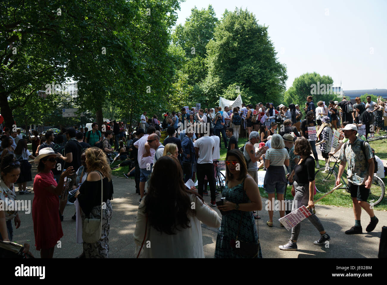 London, UK. 21. Juni 2017. London, UK. 21. Juni 2017. Hunderte schreiend auf der Straße für den "Tag des Zorns" Montage in Shepherds Bush, zum Parlament Protest nach dem Brand bei Grenfell Turm Feuer und Nachfrage zu marschieren die Überlebens-Bewohner sein Haus in die Brough und volle Amnestie und dauerhaftes Bleiberecht im Vereinigten Königreich, die Papiere und Nachfrage Gerechtigkeit für die Grenfell Opfer und ihre Familien haben nicht organisieren von Bewegung für Gerechtigkeit durch irgendwelche Mittel notwendig. Bildnachweis: Siehe Li/Alamy Live News Stockfoto