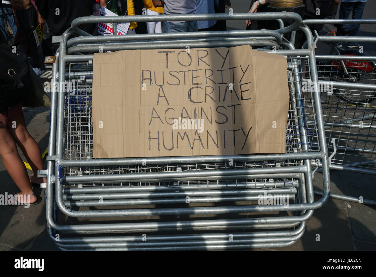 London, UK. 21. Juni 2017. London, UK. 21. Juni 2017. Hunderte schreiend auf der Straße für den "Tag des Zorns" Montage in Shepherds Bush, zum Parlament Protest nach dem Brand bei Grenfell Turm Feuer und Nachfrage zu marschieren die Überlebens-Bewohner sein Haus in die Brough und volle Amnestie und dauerhaftes Bleiberecht im Vereinigten Königreich, die Papiere und Nachfrage Gerechtigkeit für die Grenfell Opfer und ihre Familien haben nicht organisieren von Bewegung für Gerechtigkeit durch irgendwelche Mittel notwendig. Bildnachweis: Siehe Li/Alamy Live News Stockfoto