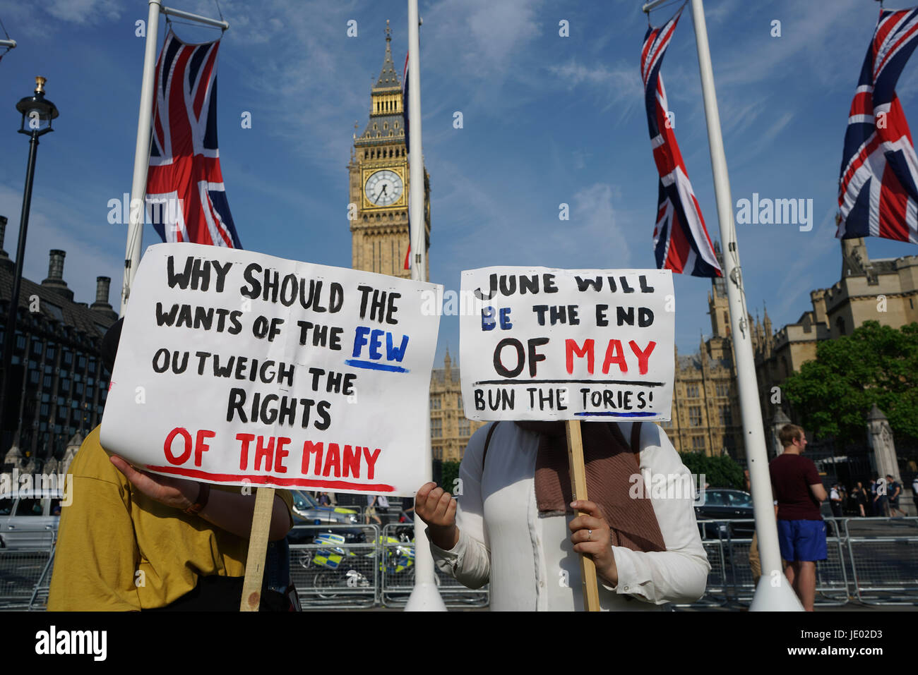 London, UK. 21. Juni 2017. London, UK. 21. Juni 2017. Hunderte schreiend auf der Straße für den "Tag des Zorns" Montage in Shepherds Bush, zum Parlament Protest nach dem Brand bei Grenfell Turm Feuer und Nachfrage zu marschieren die Überlebens-Bewohner sein Haus in die Brough und volle Amnestie und dauerhaftes Bleiberecht im Vereinigten Königreich, die Papiere und Nachfrage Gerechtigkeit für die Grenfell Opfer und ihre Familien haben nicht organisieren von Bewegung für Gerechtigkeit durch irgendwelche Mittel notwendig. Bildnachweis: Siehe Li/Alamy Live News Stockfoto