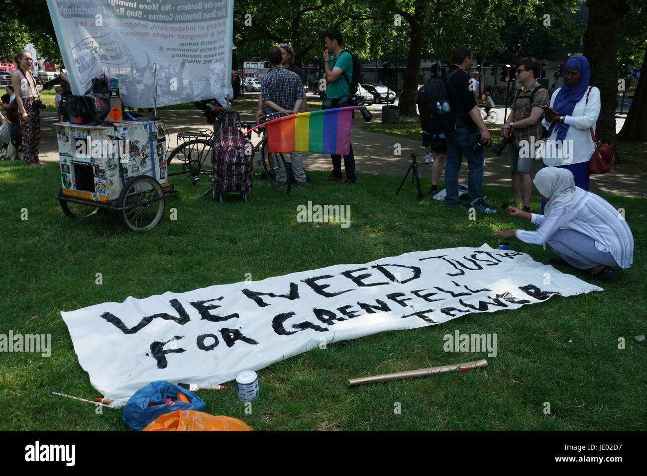 London, UK. 21. Juni 2017. London, UK. 21. Juni 2017. Hunderte schreiend auf der Straße für den "Tag des Zorns" Montage in Shepherds Bush, zum Parlament Protest nach dem Brand bei Grenfell Turm Feuer und Nachfrage zu marschieren die Überlebens-Bewohner sein Haus in die Brough und volle Amnestie und dauerhaftes Bleiberecht im Vereinigten Königreich, die Papiere und Nachfrage Gerechtigkeit für die Grenfell Opfer und ihre Familien haben nicht organisieren von Bewegung für Gerechtigkeit durch irgendwelche Mittel notwendig. Bildnachweis: Siehe Li/Alamy Live News Stockfoto