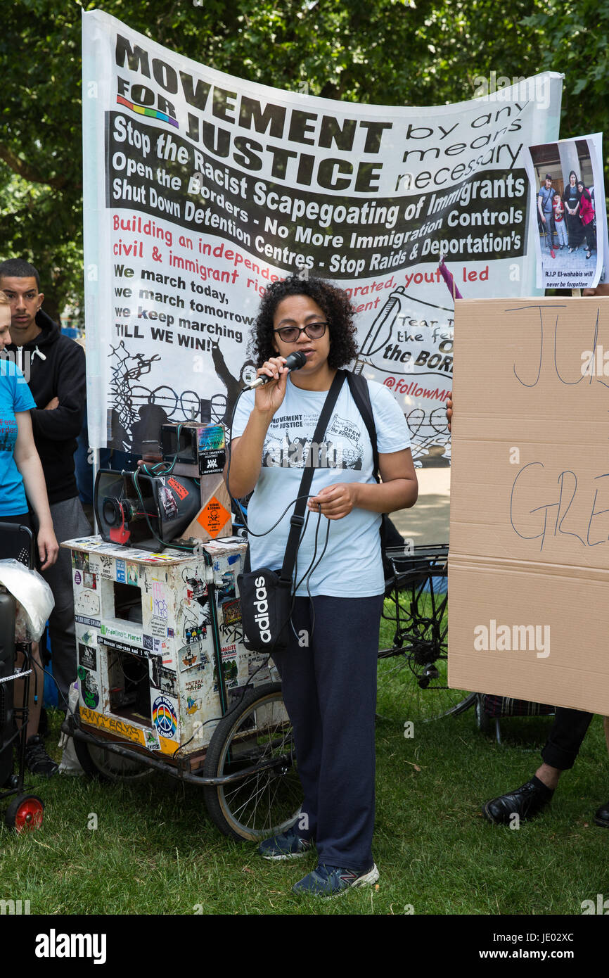 London, UK. 21. Juni 2017. Antonia Bright von Bewegung für Gerechtigkeit durch irgendwelche Mittel notwendigen Adressen Aktivisten vor einem "Tag des Zorns" März von Shepherds Bush Green, Parliament Square, um Gerechtigkeit zu fordern für die betroffenen durch das Feuer im Grenfell Turm und einen Wechsel der Regierung am Tag der Rede der Königin im Parlament fordern. Bildnachweis: Mark Kerrison/Alamy Live-Nachrichten Stockfoto