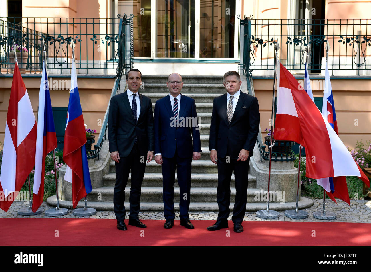 Brno, Tschechische Republik. 22. Juni 2017. Tschechische PM Bohuslav Sobotka (Mitte) trifft slowakischen PM Robert Fico (rechts) und der österreichische Bundeskanzler Christian Kern (links), um Planung und Bau von Infrastruktur Verbindungen, Austausch diskutieren Erfahrung mit Einführung der dualen Ausbildung, Zusammenarbeit in der Industrie 4.0 und aktuelle europäische Angelegenheiten vor dem EU-Gipfel beginnt später in Brno, Tschechische Republik, 22. Juni 2017. Bildnachweis: Vaclav Salek/CTK Foto/Alamy Live-Nachrichten Stockfoto