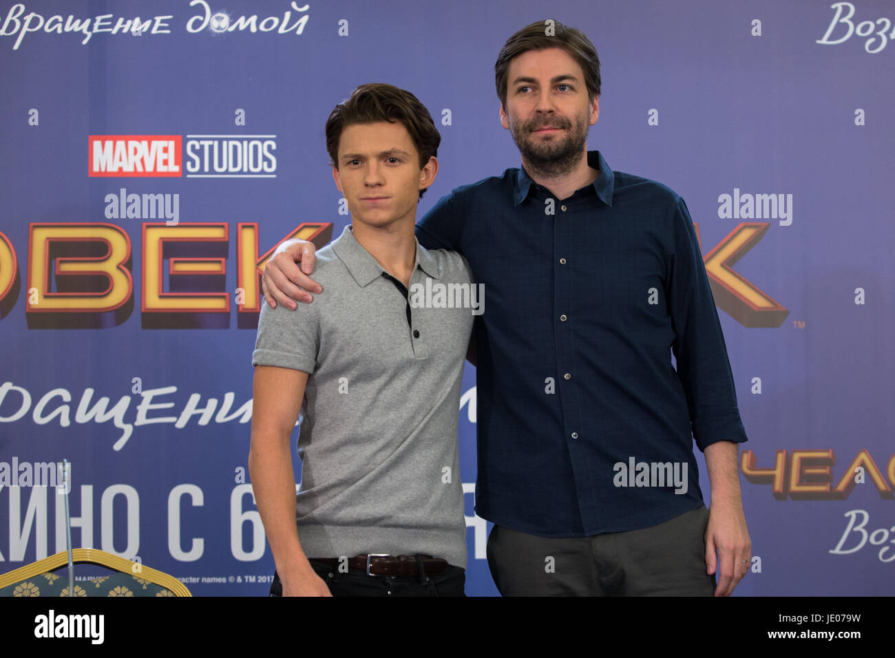 Moskau, Russland. 21. Juni 2017. Schauspieler Tom Holland(left) und Regisseur Jon Watts(right) auf einer Pressekonferenz mit der Crew und Besetzung von Jon Watts' Film "Spider-Man: Homecoming.". Bildnachweis: Victor Vytolskiy/Alamy Live-Nachrichten Stockfoto
