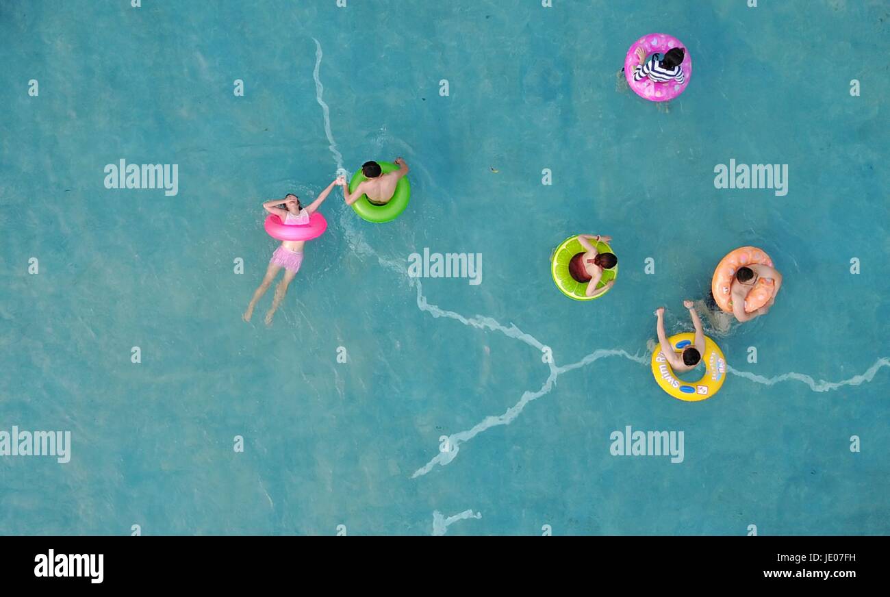 Yangzhou, China Jiangsu Provinz. 21. Juni 2017. Menschen erfrischen Sie sich in einem Schwimmbad in Yangzhou Stadt, Ost-China Jiangsu Provinz, 21. Juni 2017. Bildnachweis: Meng Delong/Xinhua/Alamy Live-Nachrichten Stockfoto