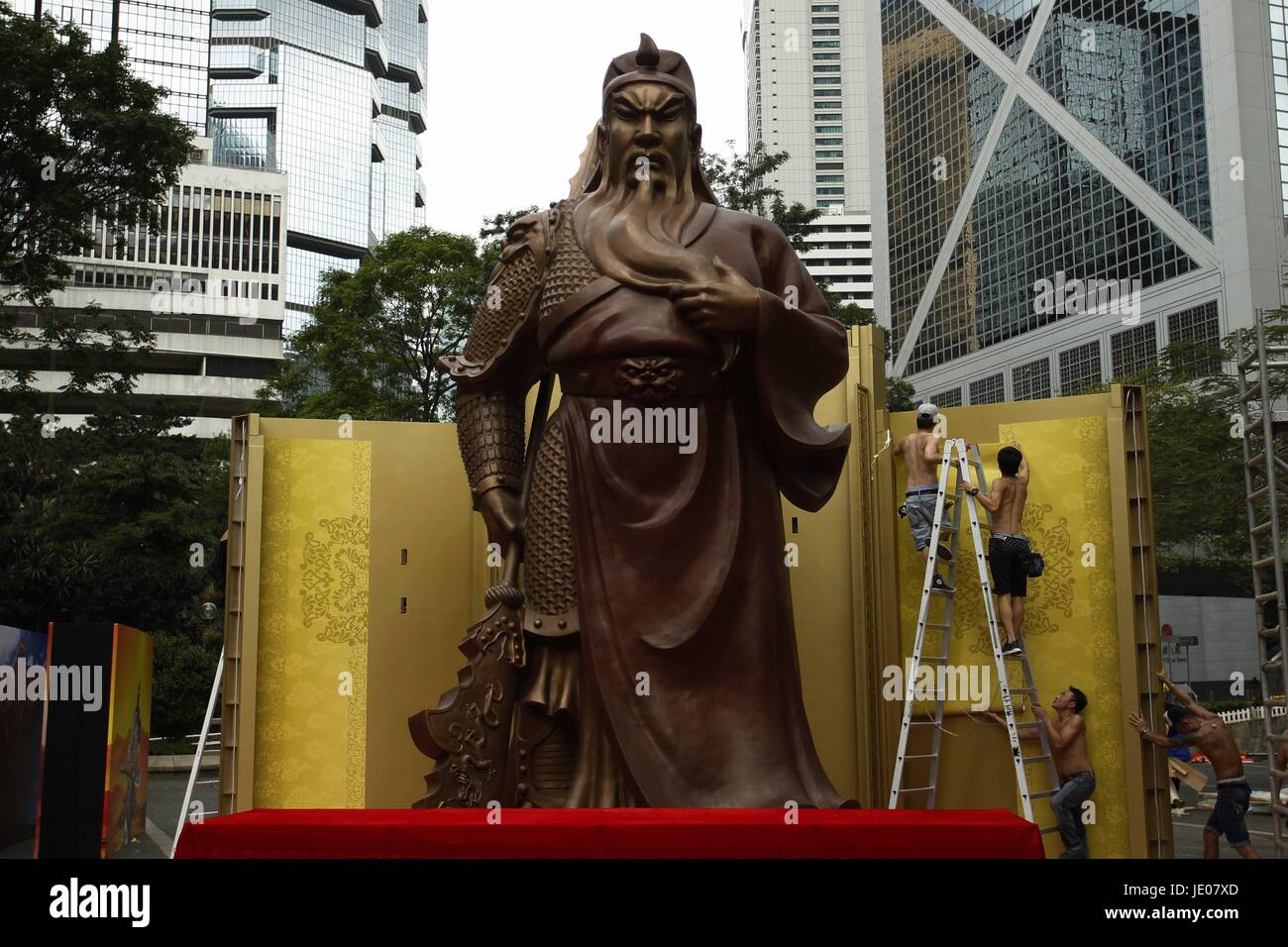 Hong Kong, CHINA. 22. Juni 2017. Bronzestatue von Guan Gong, ein Volksheld (Kriegsgott), die 6 Meter hoch (20 ft) steht wird öffentlich in Central, Hongkong zur Feier des 20. Jahrestages der Hong Kongs Übergabe an China angezeigt. 22. Juni, 2017.Hong Kong.ZUMA/Liau Chung Ren Credit: Liau Chung Ren/ZUMA Draht/Alamy Live-Nachrichten Stockfoto