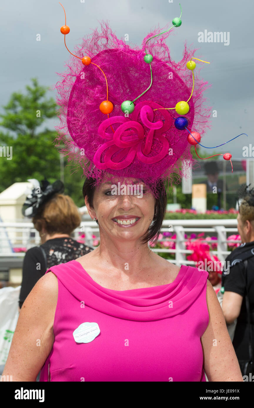 Ascot, Berkshire, UK. 22. Juni 2017. Fashion für Ladies Day bei Royal Ascot 22. Juni 2017. Bildnachweis: John Beasley/Alamy Live-Nachrichten Stockfoto