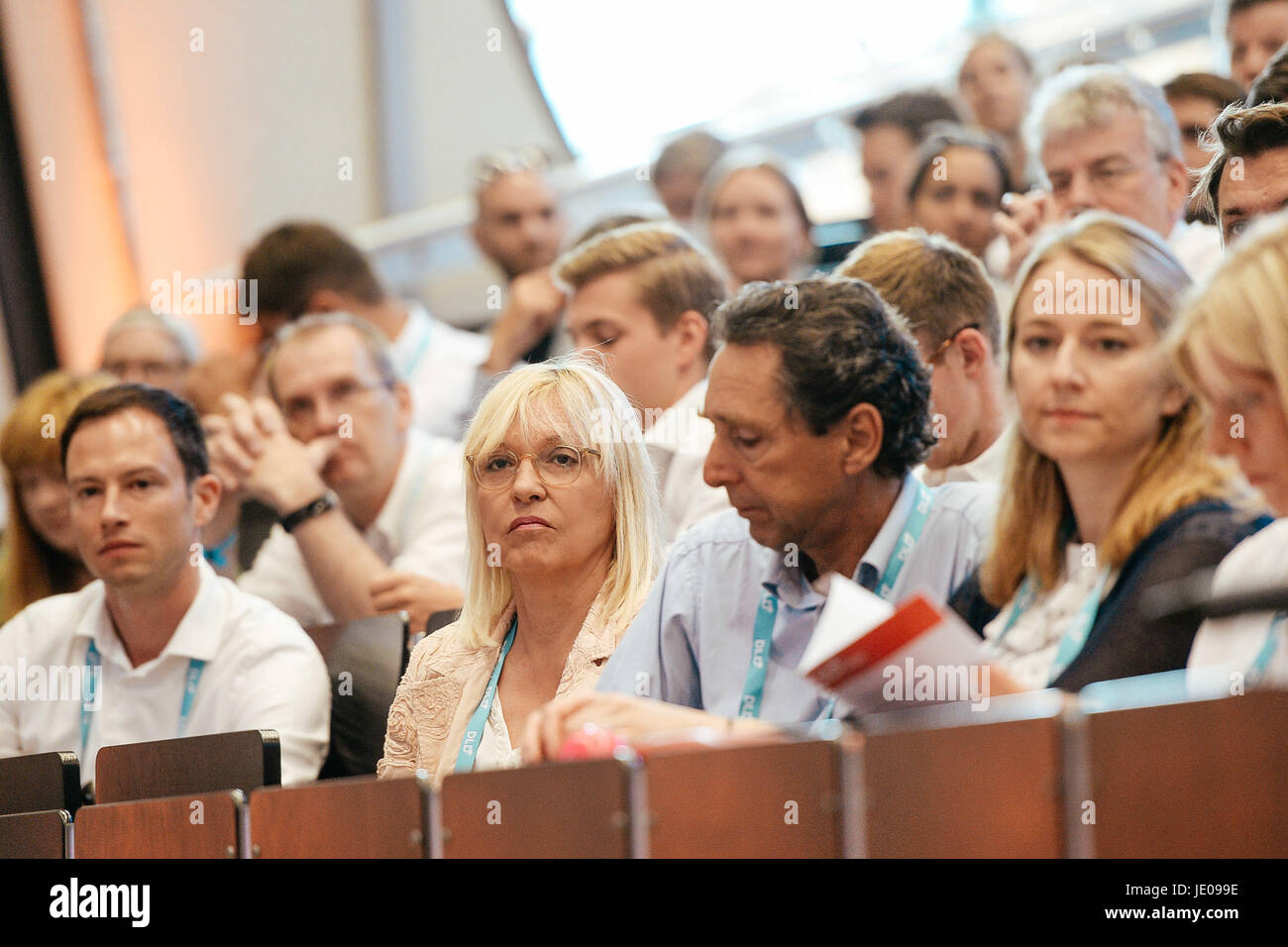 BAYREUTH/Deutschland - Juni 21: Dr. Beate Merk (Freistaat Bayern, m.) sitzen im Publikum hören den Lautsprecher während der DLD Campus-Veranstaltung an der Universität Bayreuth am 21. Juni 2017 in Bayreuth, Deutschland. DLD-Campus ist eine neue Veranstaltungsreihe der DLD (Digital Life Design) Konferenz setzen Forscher, regionalen Führern und hidden Champions auf der digitalen Karte und verbinden Sie sie mit dem internationalen Netzwerk der DLD (Foto: picture Alliance für DLD / Jan Haas) | weltweite Nutzung Stockfoto