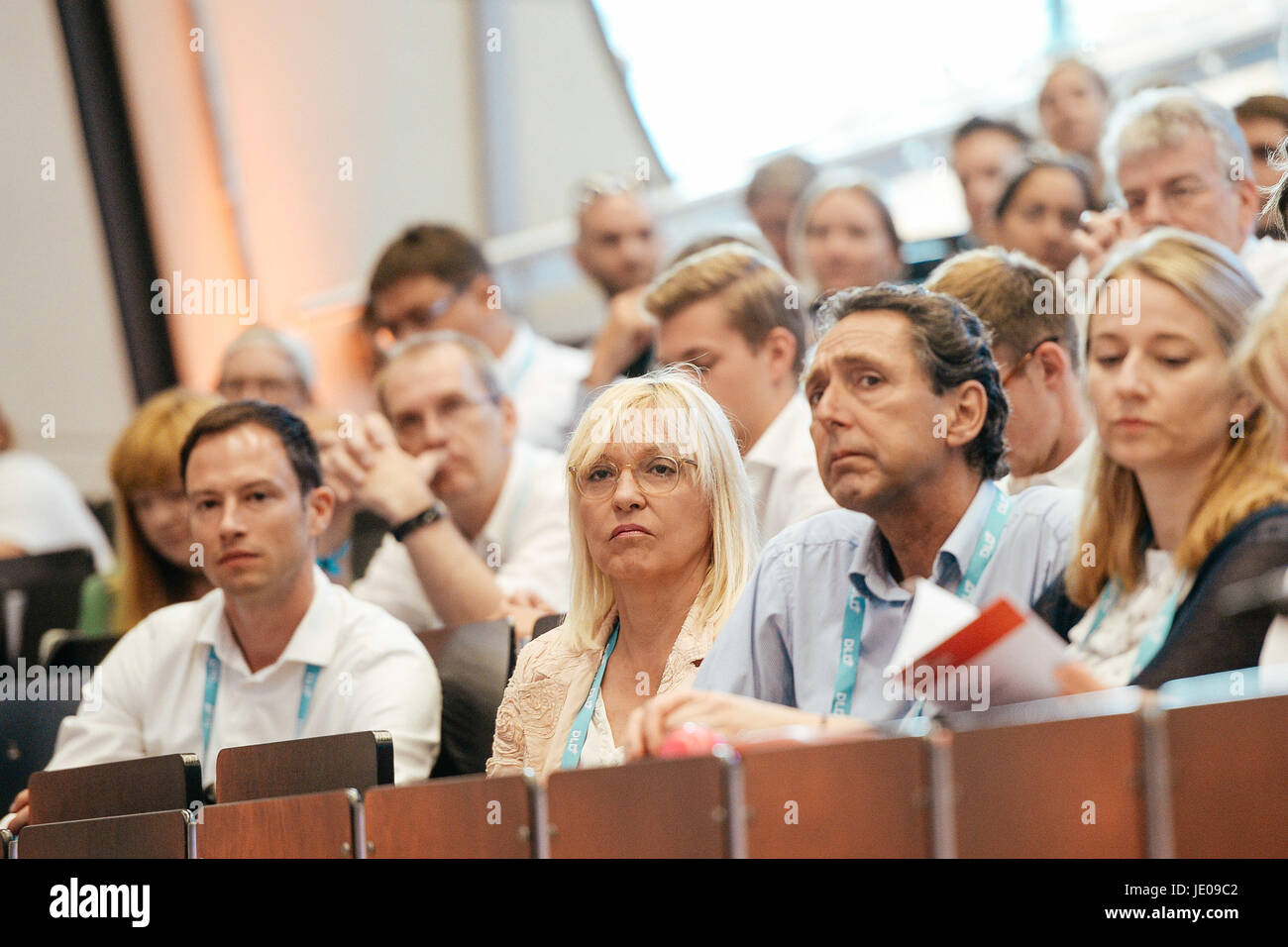 BAYREUTH/Deutschland - Juni 21: Dr. Beate Merk (Freistaat Bayern, m.) sitzen im Publikum hören den Lautsprecher während der DLD Campus-Veranstaltung an der Universität Bayreuth am 21. Juni 2017 in Bayreuth, Deutschland. DLD-Campus ist eine neue Veranstaltungsreihe der DLD (Digital Life Design) Konferenz setzen Forscher, regionalen Führern und hidden Champions auf der digitalen Karte und verbinden Sie sie mit dem internationalen Netzwerk der DLD (Foto: picture Alliance für DLD / Jan Haas) | weltweite Nutzung Stockfoto