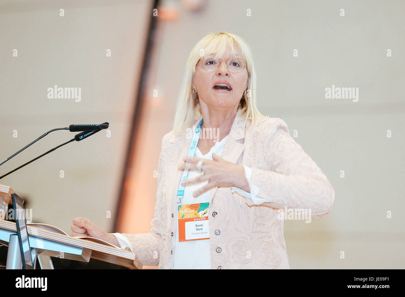 BAYREUTH/Deutschland - Juni 21: Staat Ministerin Dr. Beate Merk (Freistaat Bayern / Freistaat Bayern) Gesten sprechen auf der Bühne während der DLD Campus-Veranstaltung an der Universität Bayreuth am 21. Juni 2017 in Bayreuth, Deutschland. DLD-Campus ist eine neue Veranstaltungsreihe der DLD (Digital Life Design) Konferenz setzen Forscher, regionalen Führern und hidden Champions auf der digitalen Karte und verbinden Sie sie mit dem internationalen Netzwerk der DLD (Foto: picture Alliance für DLD / Jan Haas) | weltweite Nutzung Stockfoto