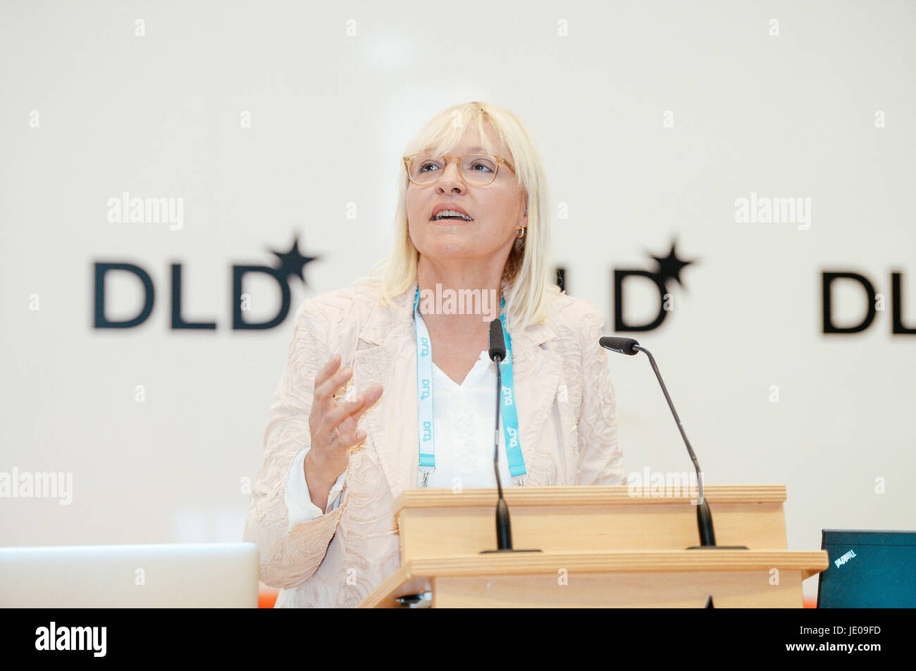 BAYREUTH/Deutschland - Juni 21: Staat Ministerin Dr. Beate Merk (Freistaat Bayern / Freistaat Bayern) Gesten sprechen auf der Bühne während der DLD Campus-Veranstaltung an der Universität Bayreuth am 21. Juni 2017 in Bayreuth, Deutschland. DLD-Campus ist eine neue Veranstaltungsreihe der DLD (Digital Life Design) Konferenz setzen Forscher, regionalen Führern und hidden Champions auf der digitalen Karte und verbinden Sie sie mit dem internationalen Netzwerk der DLD (Foto: picture Alliance für DLD / Jan Haas) | weltweite Nutzung Stockfoto