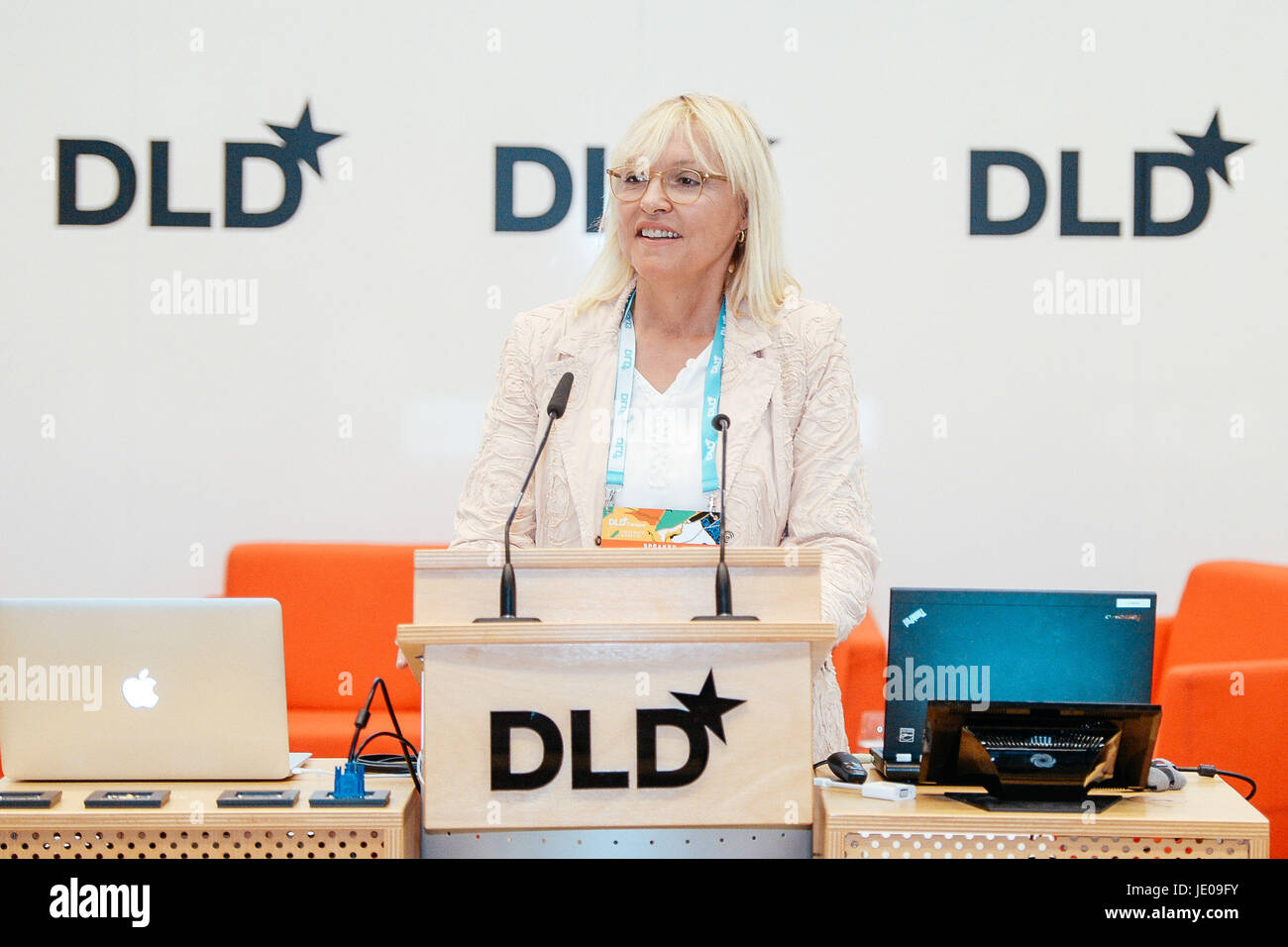 BAYREUTH/Deutschland - Juni 21: Staat Ministerin Dr. Beate Merk (Freistaat Bayern / Freistaat Bayern) spricht auf der Bühne während der DLD Campus-Veranstaltung an der Universität Bayreuth am 21. Juni 2017 in Bayreuth, Deutschland. DLD-Campus ist eine neue Veranstaltungsreihe der DLD (Digital Life Design) Konferenz setzen Forscher, regionalen Führern und hidden Champions auf der digitalen Karte und verbinden Sie sie mit dem internationalen Netzwerk der DLD (Foto: picture Alliance für DLD / Jan Haas) | weltweite Nutzung Stockfoto