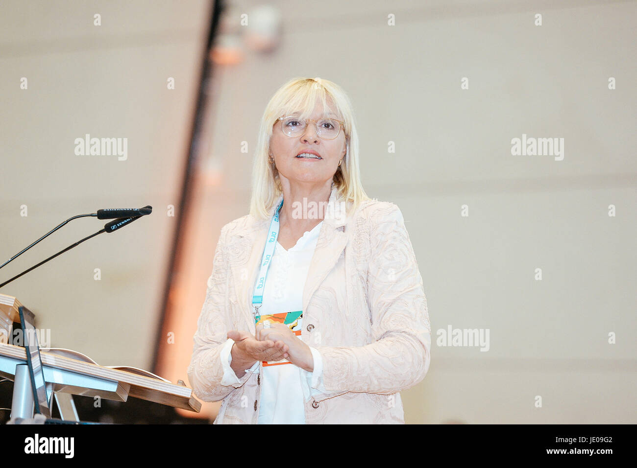 BAYREUTH/Deutschland - Juni 21: Staat Ministerin Dr. Beate Merk (Freistaat Bayern / Freistaat Bayern) spricht auf der Bühne während der DLD Campus-Veranstaltung an der Universität Bayreuth am 21. Juni 2017 in Bayreuth, Deutschland. DLD-Campus ist eine neue Veranstaltungsreihe der DLD (Digital Life Design) Konferenz setzen Forscher, regionalen Führern und hidden Champions auf der digitalen Karte und verbinden Sie sie mit dem internationalen Netzwerk der DLD (Foto: picture Alliance für DLD / Jan Haas) | weltweite Nutzung Stockfoto