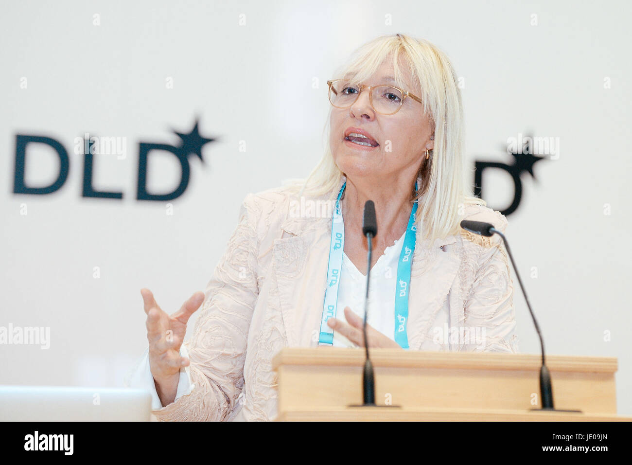 BAYREUTH/Deutschland - Juni 21: Staat Ministerin Dr. Beate Merk (kostenlose des Freistaates Bayern/Freistaat Bayern) spricht auf der Bühne während der DLD Campus-Veranstaltung an der Universität Bayreuth am 21. Juni 2017 in Bayreuth, Deutschland. DLD-Campus ist eine neue Veranstaltungsreihe der DLD (Digital Life Design) Konferenz setzen Forscher, regionalen Führern und hidden Champions auf der digitalen Karte und verbinden Sie sie mit dem internationalen Netzwerk der DLD (Foto: picture Alliance für DLD/Jan Haas) | weltweite Nutzung Stockfoto