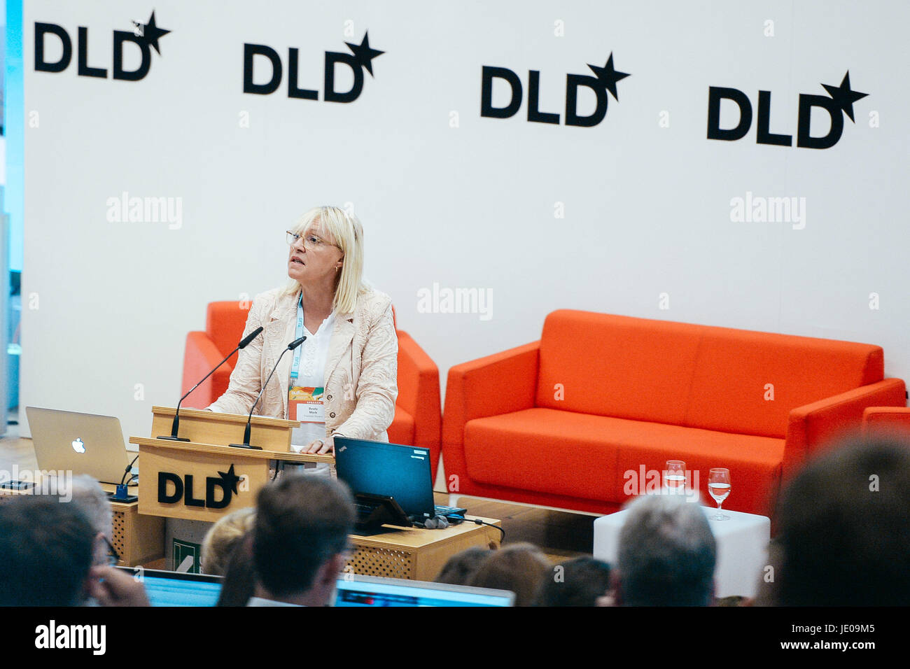 BAYREUTH/Deutschland - Juni 21: Staat Ministerin Dr. Beate Merk (kostenlose des Freistaates Bayern/Freistaat Bayern) spricht auf der Bühne während der DLD Campus-Veranstaltung an der Universität Bayreuth am 21. Juni 2017 in Bayreuth, Deutschland. DLD-Campus ist eine neue Veranstaltungsreihe der DLD (Digital Life Design) Konferenz setzen Forscher, regionalen Führern und hidden Champions auf der digitalen Karte und verbinden Sie sie mit dem internationalen Netzwerk der DLD (Foto: picture Alliance für DLD/Jan Haas) | weltweite Nutzung Stockfoto