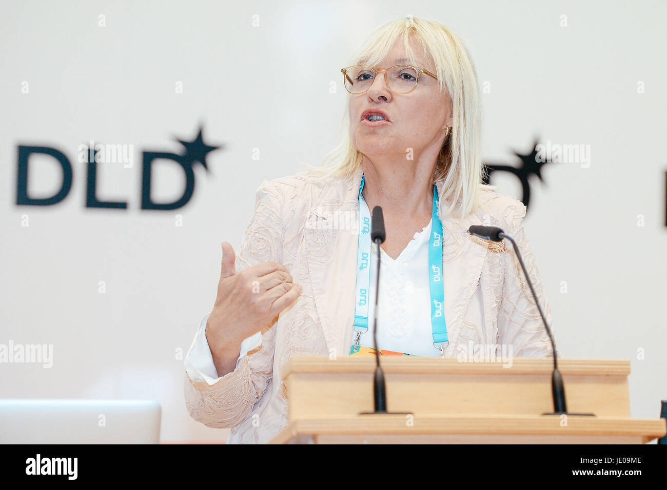 BAYREUTH/Deutschland - Juni 21: Staat Ministerin Dr. Beate Merk (kostenlose des Freistaates Bayern/Freistaat Bayern) spricht auf der Bühne während der DLD Campus-Veranstaltung an der Universität Bayreuth am 21. Juni 2017 in Bayreuth, Deutschland. DLD-Campus ist eine neue Veranstaltungsreihe der DLD (Digital Life Design) Konferenz setzen Forscher, regionalen Führern und hidden Champions auf der digitalen Karte und verbinden Sie sie mit dem internationalen Netzwerk der DLD (Foto: picture Alliance für DLD/Jan Haas) | weltweite Nutzung Stockfoto