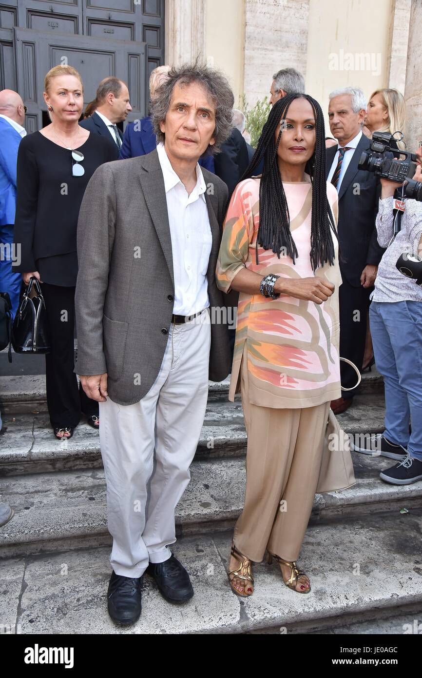 Rom, Basilika Santa Maria in Montesanto Kirche von Künstlern auf der Piazza del Popolo, Beerdigungen von Carla Fendi, im Bild: Zeudi Araya Massimo Spano Stockfoto