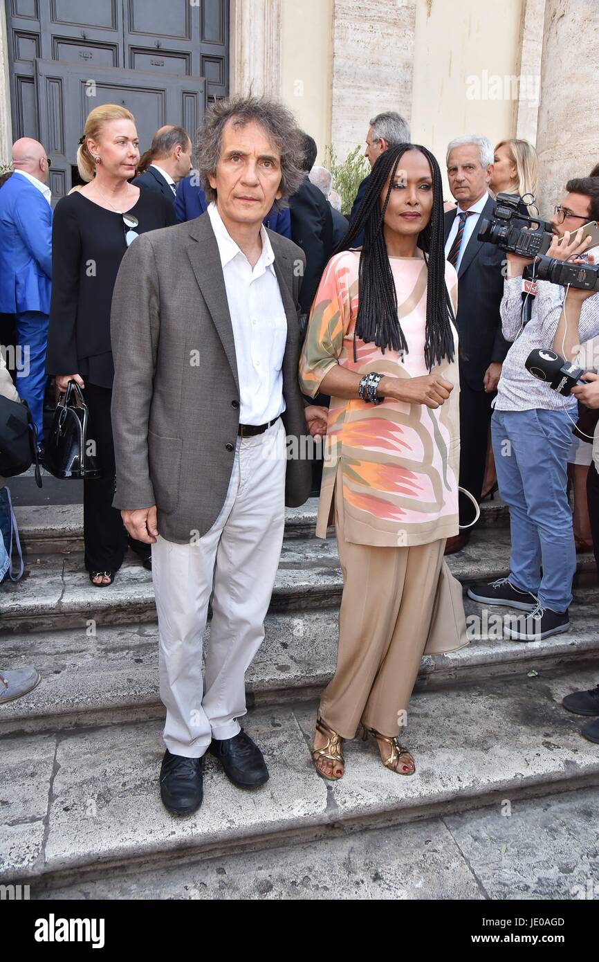 Rom, Basilika Santa Maria in Montesanto Kirche von Künstlern auf der Piazza del Popolo, Beerdigungen von Carla Fendi, im Bild: Zeudi Araya Massimo Spano Stockfoto