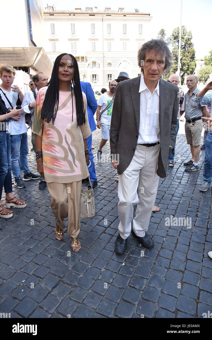 Rom, Italien. 22. Juni 2017. Rom, Basilika Santa Maria in Montesanto Kirche von Künstlern auf der Piazza del Popolo, Beerdigungen von Carla Fendi, im Bild: Zeudi Araya Massimo Spano Credit: IPA/Alamy Live News Stockfoto