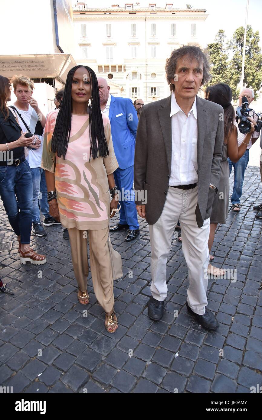 Rom, Italien. 22. Juni 2017. Rom, Basilika Santa Maria in Montesanto Kirche von Künstlern auf der Piazza del Popolo, Beerdigungen von Carla Fendi, im Bild: Zeudi Araya Massimo Spano Credit: IPA/Alamy Live News Stockfoto