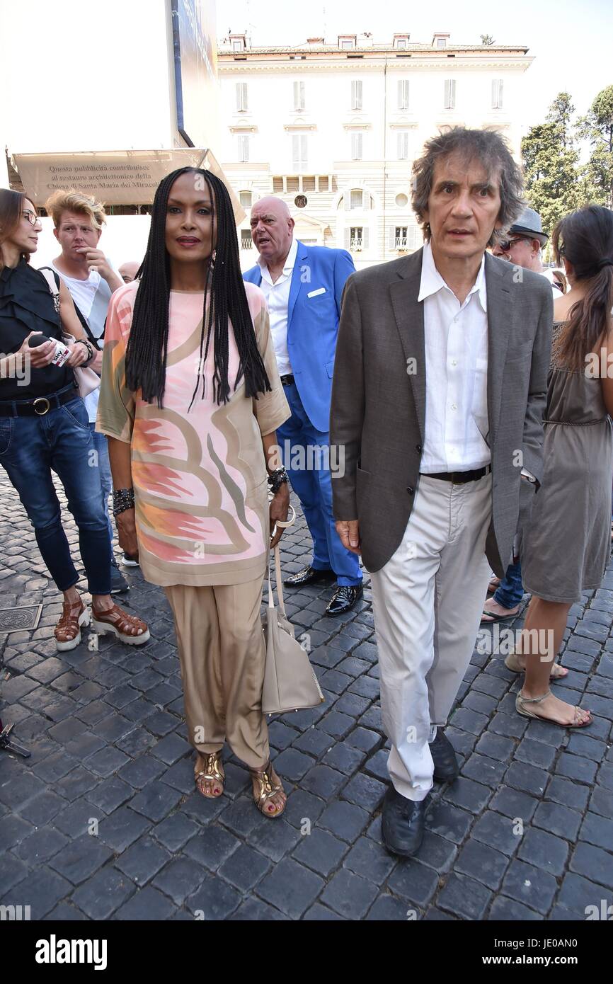Rom, Italien. 22. Juni 2017. Rom, Basilika Santa Maria in Montesanto Kirche von Künstlern auf der Piazza del Popolo, Beerdigungen von Carla Fendi, im Bild: Zeudi Araya Massimo Spano Credit: IPA/Alamy Live News Stockfoto