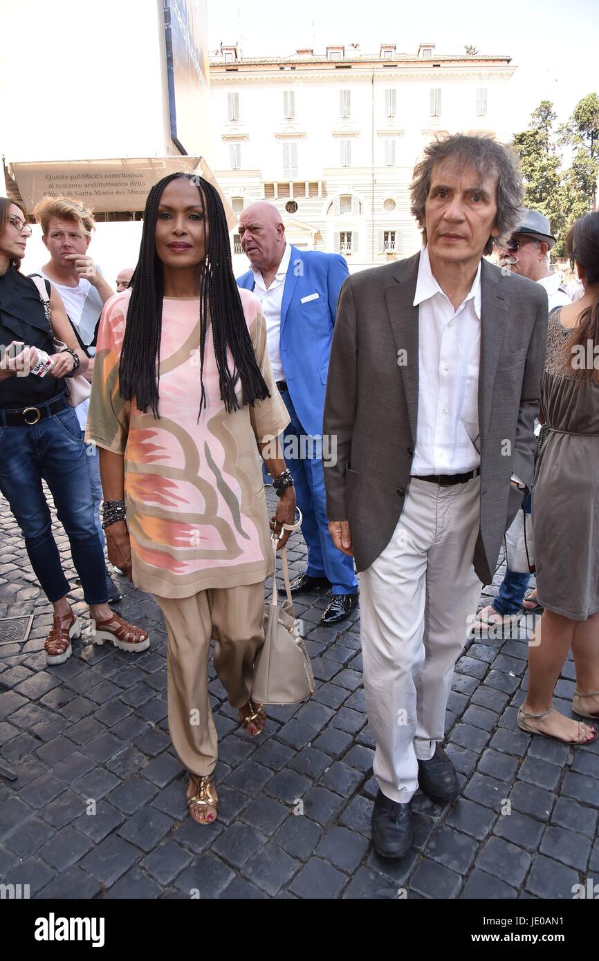Rom, Italien. 22. Juni 2017. Rom, Basilika Santa Maria in Montesanto Kirche von Künstlern auf der Piazza del Popolo, Beerdigungen von Carla Fendi, im Bild: Zeudi Araya Massimo Spano Credit: IPA/Alamy Live News Stockfoto