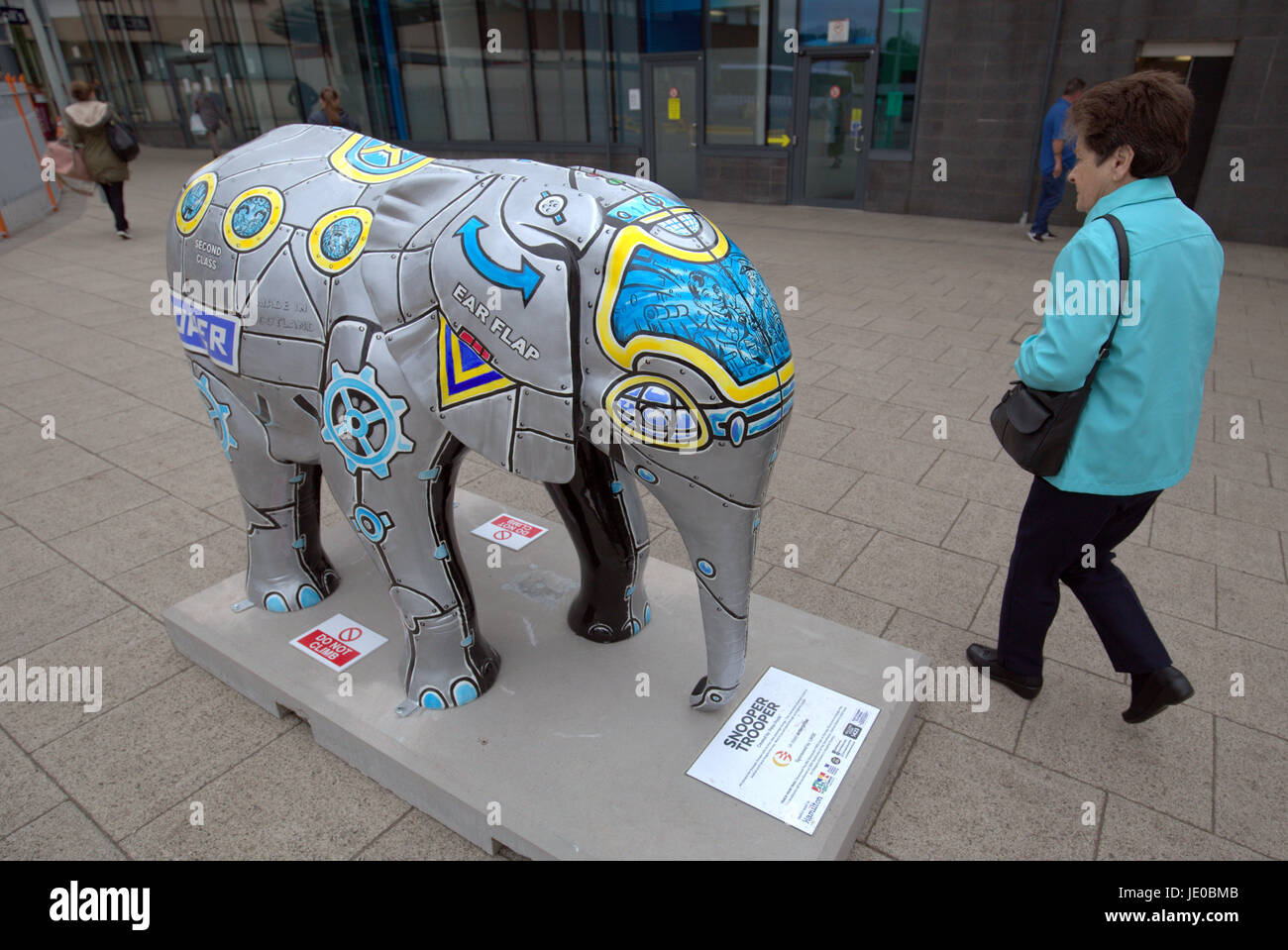 Hamilton Railway Station Jugendliche Klangregelung Zentralgerät installiert in der Bahnhofshalle von Hauptbahnhof Hamilton, in der Nähe von den anderen wilden Tieren der The Big Stampede, Snooper der Elefant, hier Teil der Tierwelt in Hamilton.A "Wild in der Kunst" Stockfoto