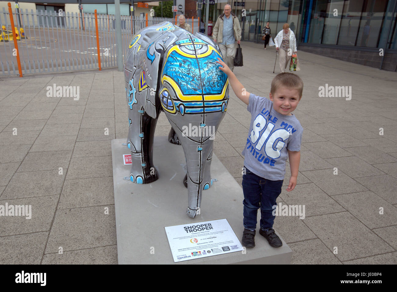 Hamilton Railway Station Jugendliche Klangregelung Zentralgerät installiert in der Bahnhofshalle von Hauptbahnhof Hamilton, in der Nähe von den anderen wilden Tieren der The Big Stampede, Snooper der Elefant, hier Teil der Tierwelt in Hamilton.A "Wild in der Kunst" Stockfoto