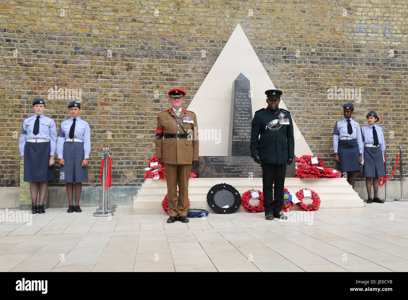 London, UK. 22. Juni 2017. Ein Denkmal zu Ehren der 2 Millionen afrikanischer und karibischer militärische Soldatinnen und Soldaten, die im ersten Weltkrieg und dem zweiten Weltkrieg gedient wird vorgestellt in Windrush Square, Brixton, Südlondon. Die Veranstaltung von Kriegsveteranen, berufsbegleitende Männer und Frauen und Würdenträger, darunter der Bürgermeister von London Sadiq Khan, hohen Kommissare aus Commonwealth-Nationen und der Secretary Of State for Defence Sir Michael Fallon besucht. Bildnachweis: Dinendra Haria/Alamy Live-Nachrichten Stockfoto