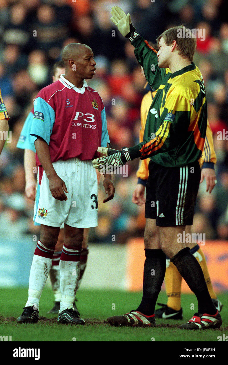 IAN WRIGHT & ROY CARROLL BURNLEY V WIGAN ATHLETIC 19. Februar 2000 Stockfoto