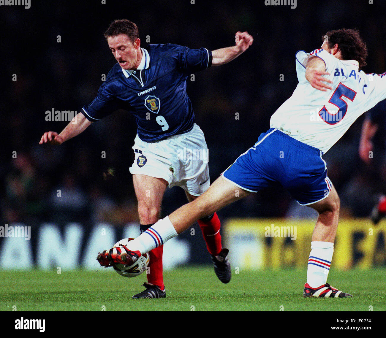 KEVIN GALLACHER LAURENT BLANC Schottland V Frankreich 29. März 2000 Stockfoto