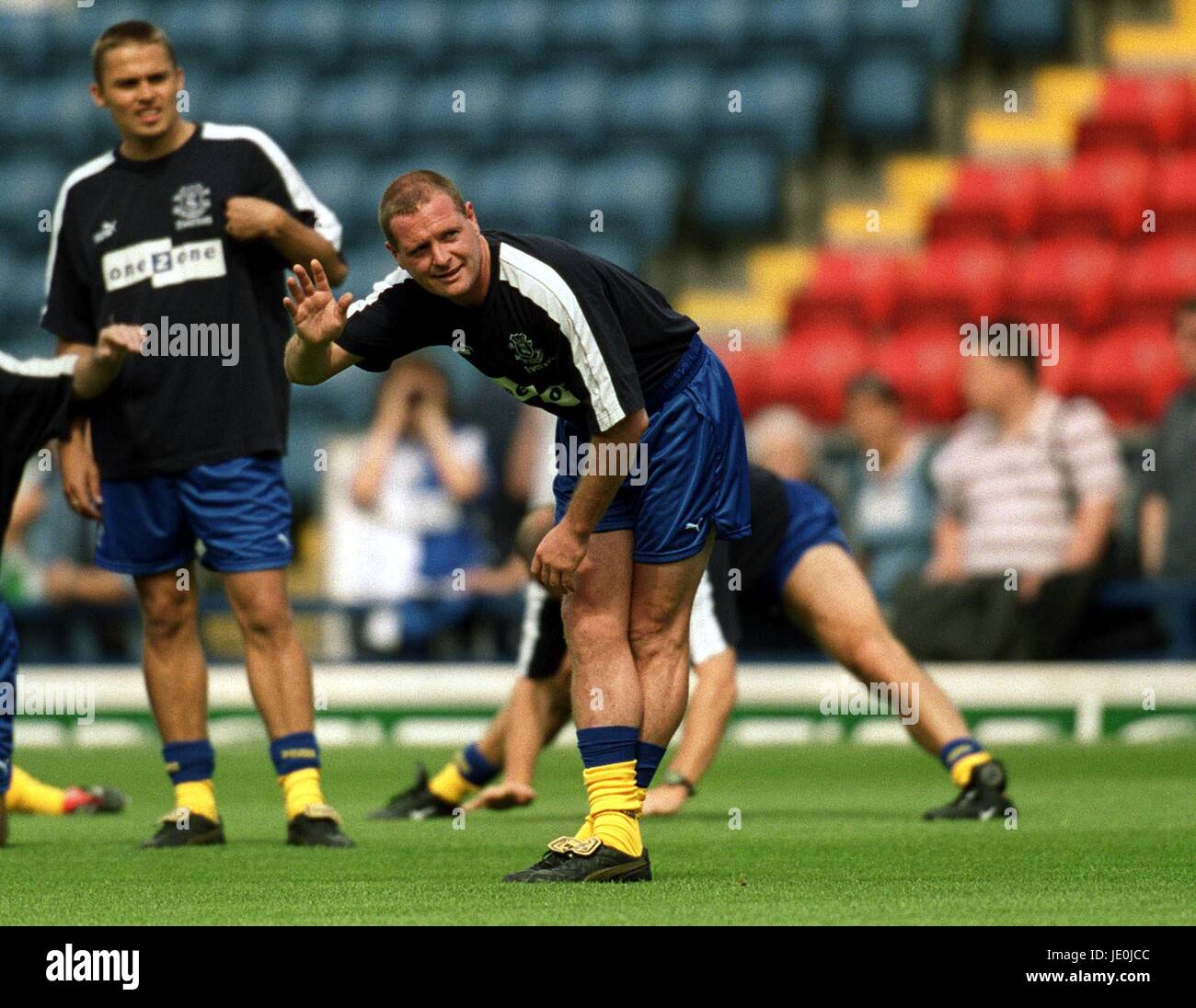PAUL GASCOIGNE WINKT FANS EVERTON FC BLACKBURN ENGLAND PRIDE PARK 29. Juli 2000 Stockfoto