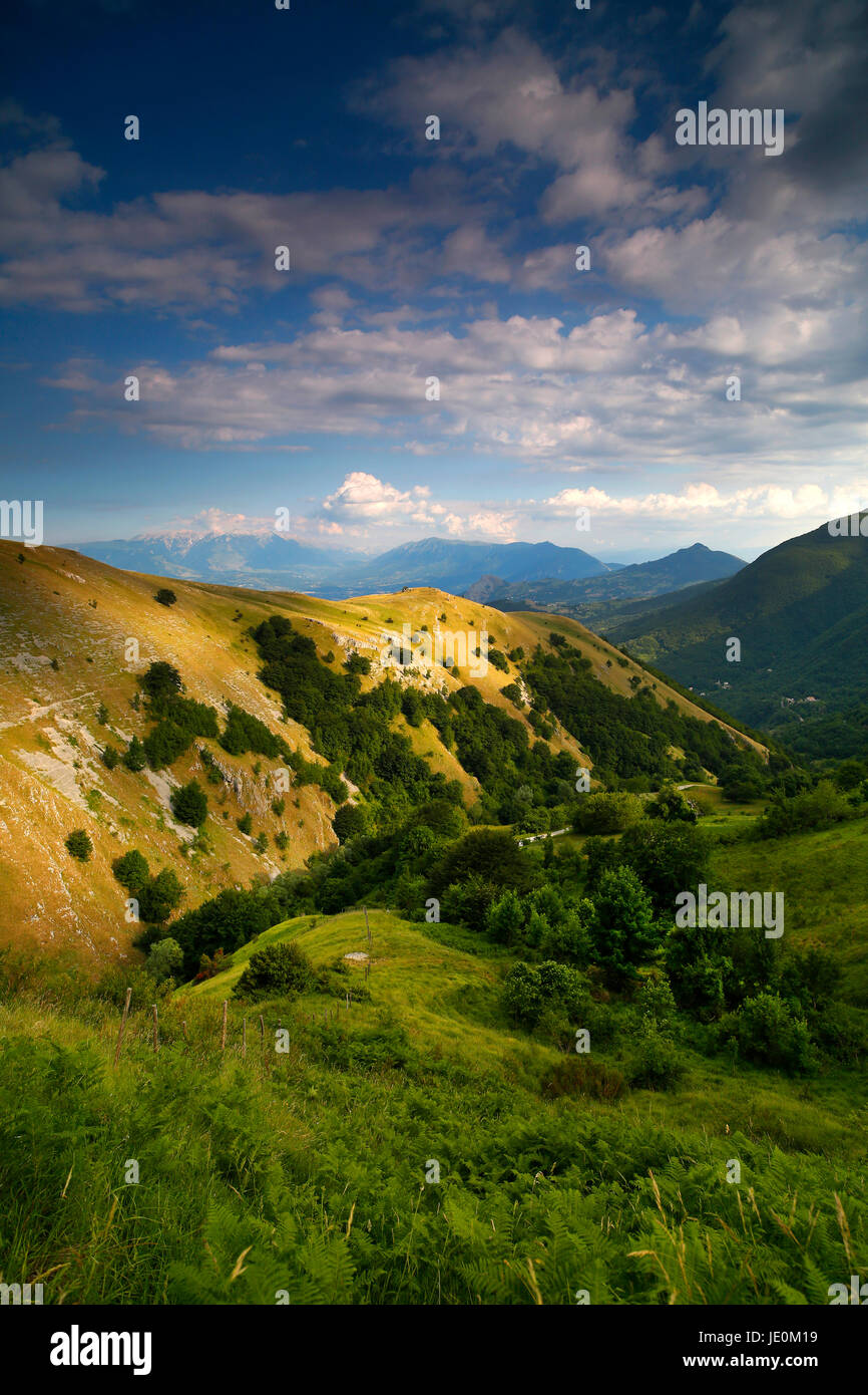 Gran Sasso d ' Italia. Suche in der Nähe von Voltigno in der Provinz Pescara in Richtung Carpineto della Nora in Abruzzen, Italien. Stockfoto