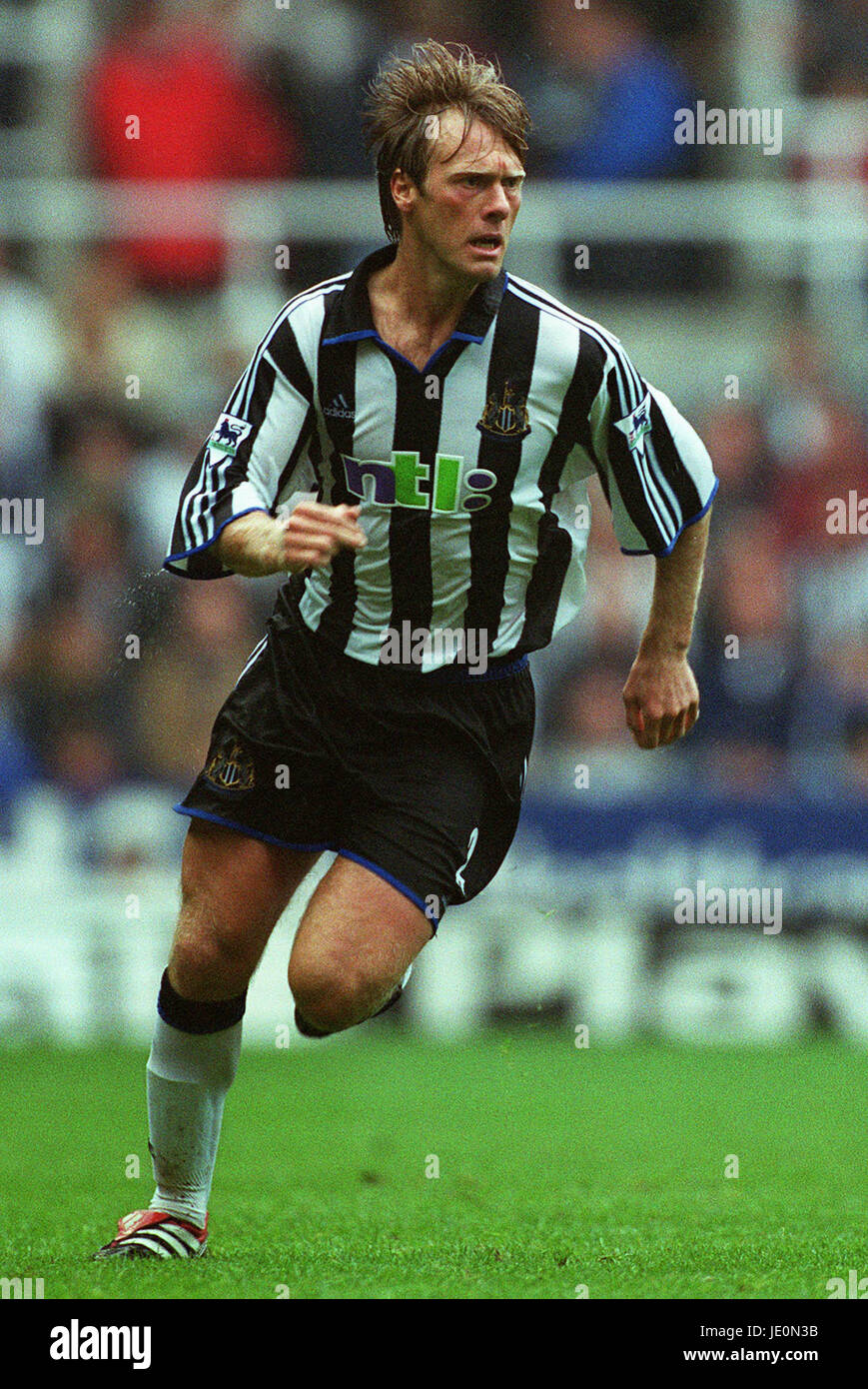 WARREN BARTON NEWCASTLE UNITED FC ST. JAMES PARK NEWCASTLE ENGLAND 26. August 2000 Stockfoto