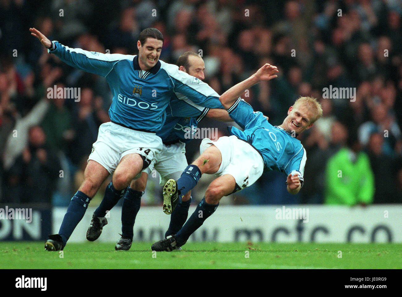 ALF-INGE HÅLAND feiert MANCHESTER CITY MAINE ROAD MANCHESTER CITY ENGLAND 14. Oktober 2000 Stockfoto