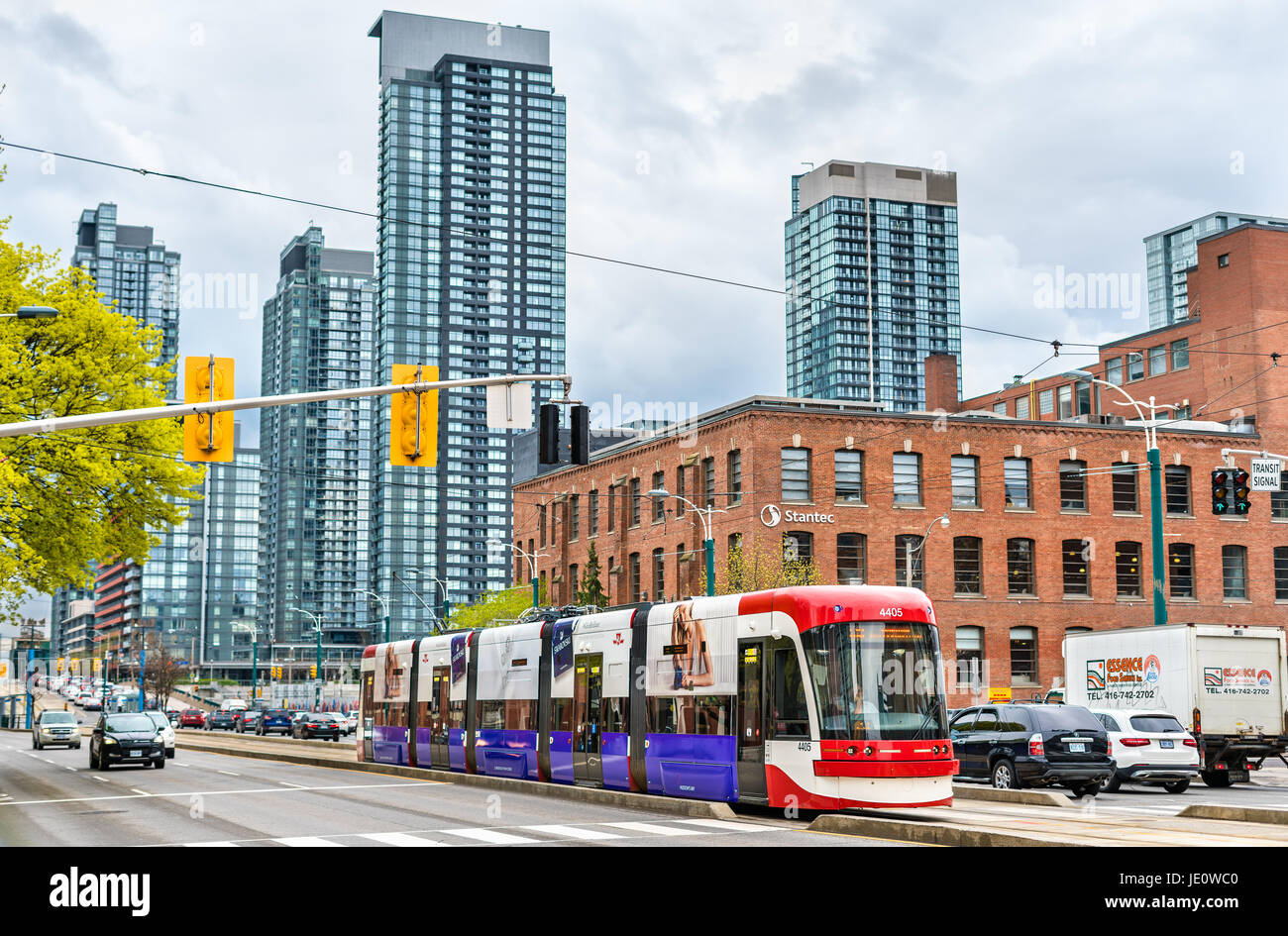 Moderne Straßenbahn in einer Straße von Toronto. Die Straßenbahn Toronto ist die größte und geschäftigste Stadtbahn System in Nordamerika Stockfoto