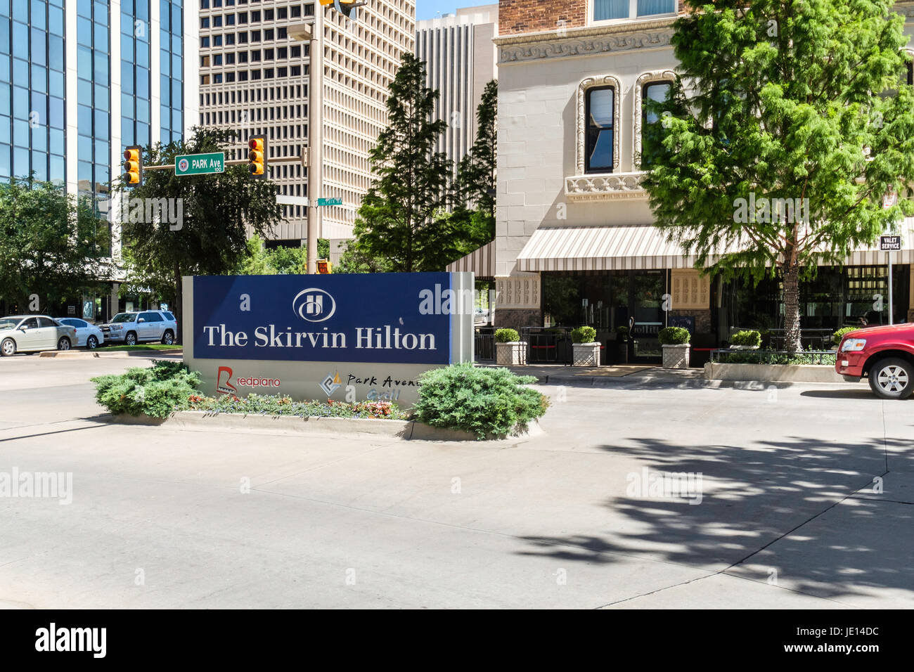 Historische Skirvin Hilton Hoteleingang und Zeichen in der Innenstadt von Oklahoma City, OK, USA, im Jahre 1910 erbaut und komplett mit einem Geist. Stockfoto
