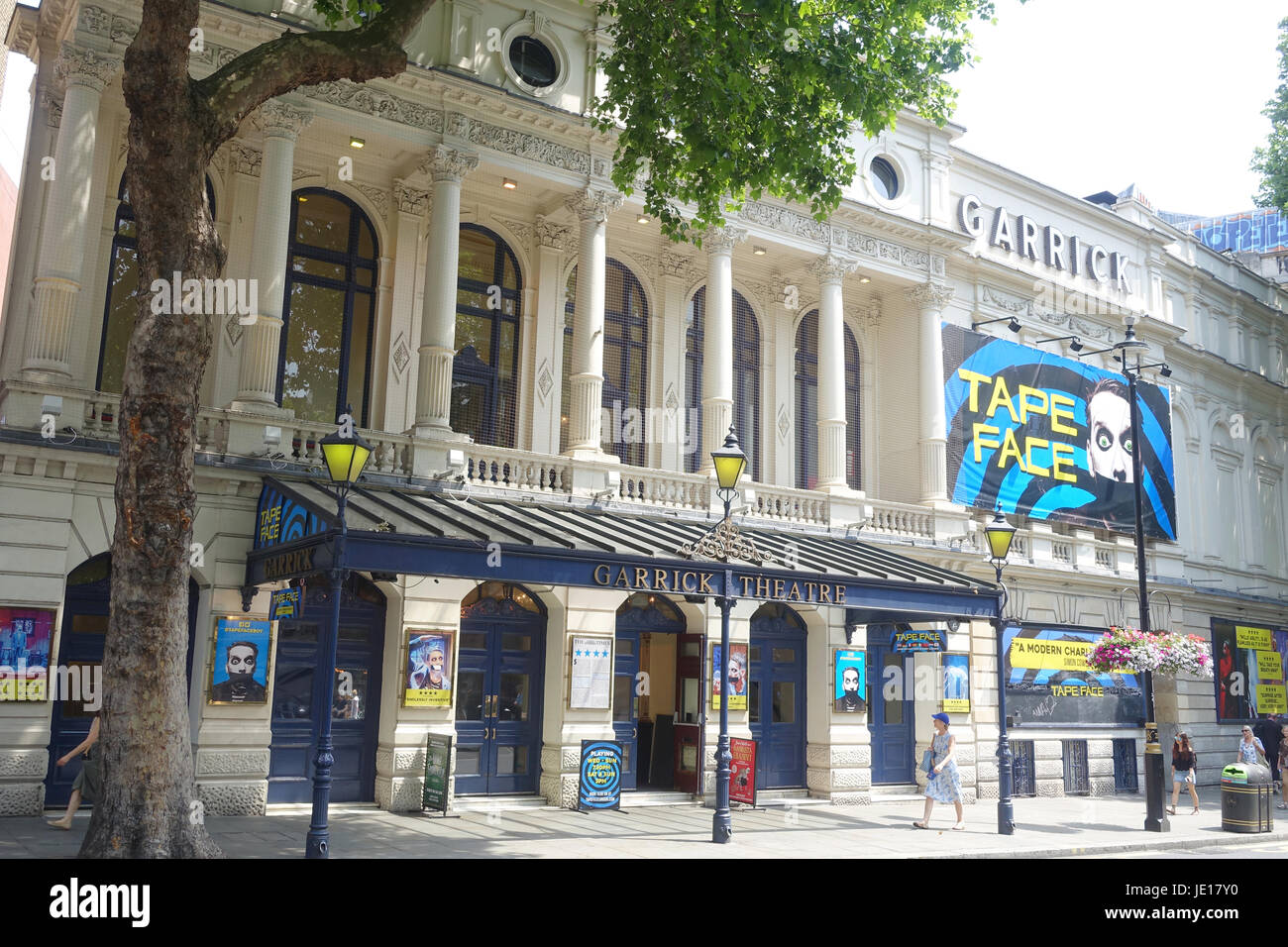 Vorderansicht des Garrick Theatre in London UK Stockfoto
